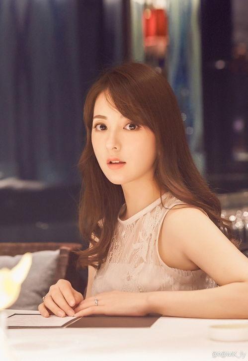 内地网红方媛丝袜,内地网红的时尚魅力与丝袜穿搭秘诀