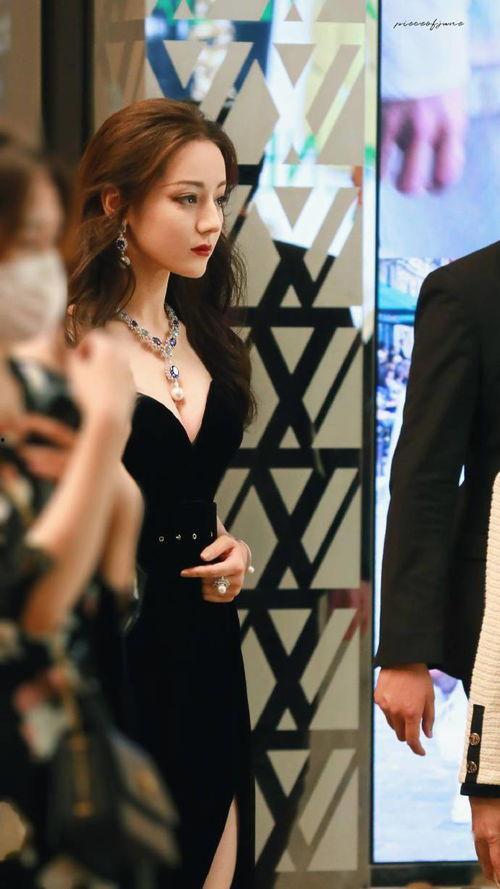 迪丽热巴性感丝袜视频,性感魅力一触即发