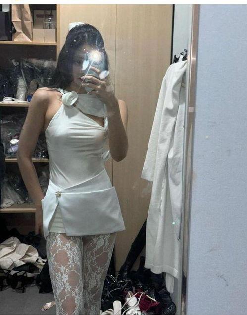 对着镜子丝袜自拍